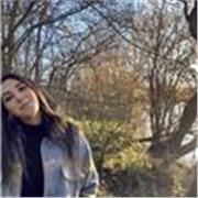 Ho trent’anni, sono laureata in lingue e la mia passione è lo spagnolo e tutto ciò che riguarda la cultura latinoamericana. 
Purtroppo nel mio lavoro non posso coltivare questa cosa e mi piacerebbe insegnare. 
Ho studiato spagnolo per 10 anni, oltre a fra