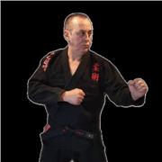 Instructor de Defensa Personal, Cinturón Negro en las disciplinas de Jiu Jitsu y Kyusho Jitsu, doy clases particulares a domicilio