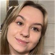 Nauczycielka języka angielskiego prowadzi zajęcia dla dzieci i dorosłych w każdym wieku