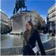 Estudiante responsable que imparte clases de apoyo a alumnos de primaria.