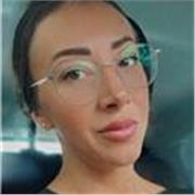 Laureata in Design e Grafica impartisce lezione di grafica e programmi grafici