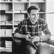 ¿Estás buscando un profesor de bioquímica y física con un profundo conocimiento de la materia?
