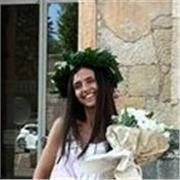 Insegnante di scuola primaria, con cinque anni di esperienza, laureata in scienze della formazione primaria.
