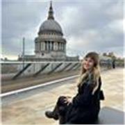 Profesora de inglés apta para niños menores de 12 años.