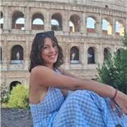 ¡Hola! Soy Laura, tengo 20 años y me encanta enseñar. Ofrezco clases particulares adaptadas a las necesidades de cada alumno