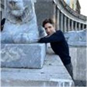 Docente di scuola secondaria di primo e secondo grado impartisce lezioni di italiano, storia, filosofia, geografia e inglese