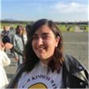 Ragazza laureanda impartisce lezioni di lingua inglese per ragazzi ed adulti