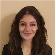 Con formación humanista, capacitada para Eso y primaria.