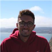 Estudiante de periodismo imparte clase a niños de todas las edades