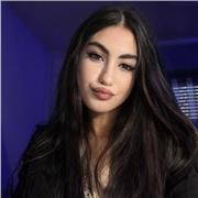 Studentessa che si offrirebbe per dare ripetizioni a ragazzi delle scuole medie