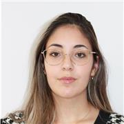 Profesora de inglés imparte clase a niños de todas las edades