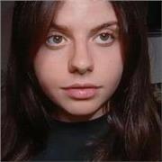 Studentessa quest'anno laureata al conservatorio, vuole insegnare e far appassionare ragazzi e bambini all'approccio musicale