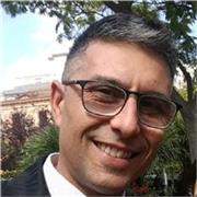 Madrelingua italiana, laureato con ottima dialettica e predisposizione all'inserimento.