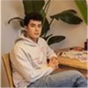 Soc estudiant d'Administració i Direcció d'Empreses, a la Universitat de Barcelona. Vaig estar tot l'any passat (2022) vivint a Groningen, Holanda. Això em permet tenir un alt nivell d'anglès (C1), així com de matemàtiques, català, castellà, comptabilitat