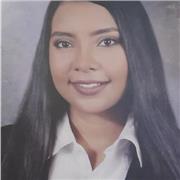 Profesora de sociales imparte clases a estudiantes de bachillerato y apoya preparación icfes