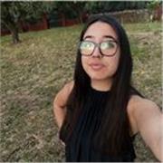 Joven con bachillerato de ciencias y formación profesional de salud