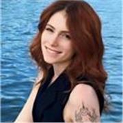 Graduada en Traducción e Interpretación, con un nivel C2 de inglés y con amplia experiencia impartiendo clases a adultos y a niños