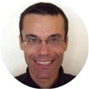 Professeur particulier donne des cours aux élèves en difficulté-Primaire et Collège