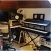 écrivain propose des cours d'écriture 
Je suis aussi auteur compositeur et propose des cours de Mao