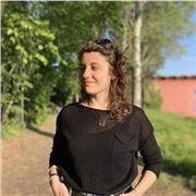 Studentessa universitaria impartisce ripetizioni per ragazzi di elementari e medie