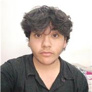 Estudiante entregado a dar clase de español a personas extrangeras