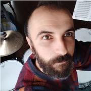 Vuoi imparare o sviluppare le tue doti musicali ma la rigidità delle scuole non fa per te? Forse sono la persona giusta.