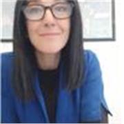 Profesora de marketing digital y analítica web, especializada en GA4, métricas y fundamentos de marketing online. Clases online