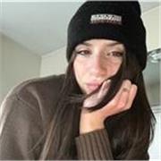 Studentessa d’università di economia con certificato CAMBRIDGE