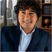 Profesor de inglés que imparte clase a todas las edades