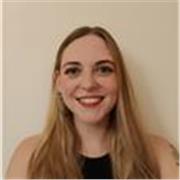 Profesora titulada en Historia, con máster de Profesorado de Historia, Historia del arte y Geografía.