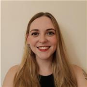 Profesora titulada en Historia, con máster de Profesorado de Historia, Historia del arte y Geografía.