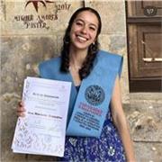 Profesora de Lengua Castellana y Literatura con el Grado en Español: Lengua y Literatura, y dos másteres