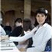 Ragazza laureata impartisce lezioni private di inglese