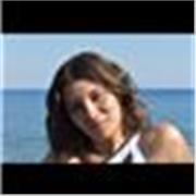 Studentessa che frequenta il conservatorio che da lezioni di musica ai più piccoli