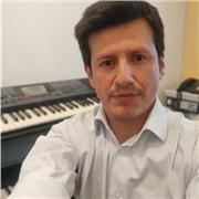 Profesor de piano, guitarra, batería, ukelele, y canto en el ámbito coral. Iniciación musical con niños desde los 9 años de edad