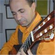 Diplomato in chitarra al conservatorio ed ex docente scuole st ad indirizzo musicale