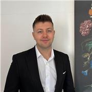 Experienced English Speaker with Legal & Academic Background