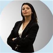 Esperta in Linguistica Moderna, impartisce lezioni di Italiano