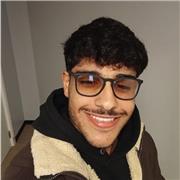 Un'insegnante di lingua araba dà lezioni agli alunni della scuola primaria