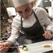 Estudiante de dirección de cocina para dar clases particulares