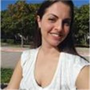 Laureata in economia, ragazza italiana che vive in Spagna