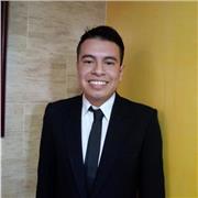 profesor de matematicas imparte clases a estudiantes de secundaria