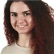 Profesora de inglés y francés imparte clases a niños de todas las edades