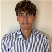 Studente universitario di Biotecnologie impartisce ripetizioni a ragazzi frequentanti la scuola media