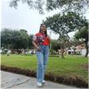 Profesor que dicta a clases a niños de 3ero de primaria a 5to de primaria