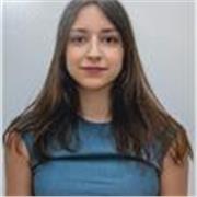 Profesora de ingles imparte clases a niños de todas las edades