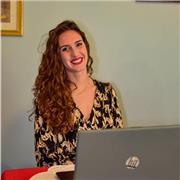 Laureanda in lingue straniere impartisce lezioni di inglese, francese e spagnolo per studenti di scuole medie e superiori
