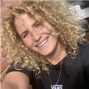 Profesora de alemán imparte clases a alumnado de todas las edades