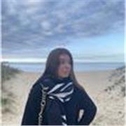 Chica universitaria , que imparte clases particulares de Historia y asignaturas relacionadas con las letras . Con niños de hasta 2 de bachiller