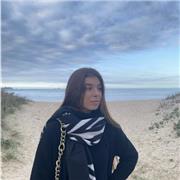 Chica universitaria , que imparte clases particulares de Historia y asignaturas relacionadas con las letras . Con niños de hasta 2 de bachiller